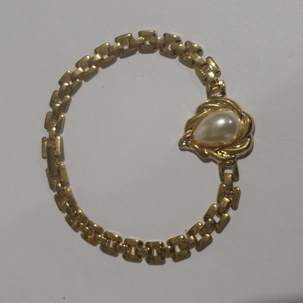 Gold Chain Bracelet Teardrop Faux Pearl Centerpiece – Elegant Timeless Jewelry - Picture 4 of 8